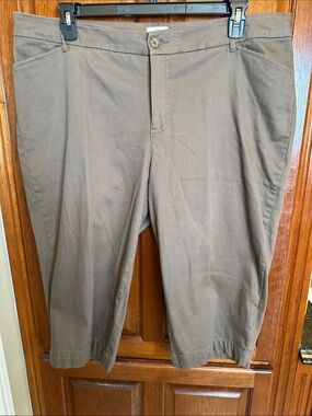 St. John's Bay Brown Capris